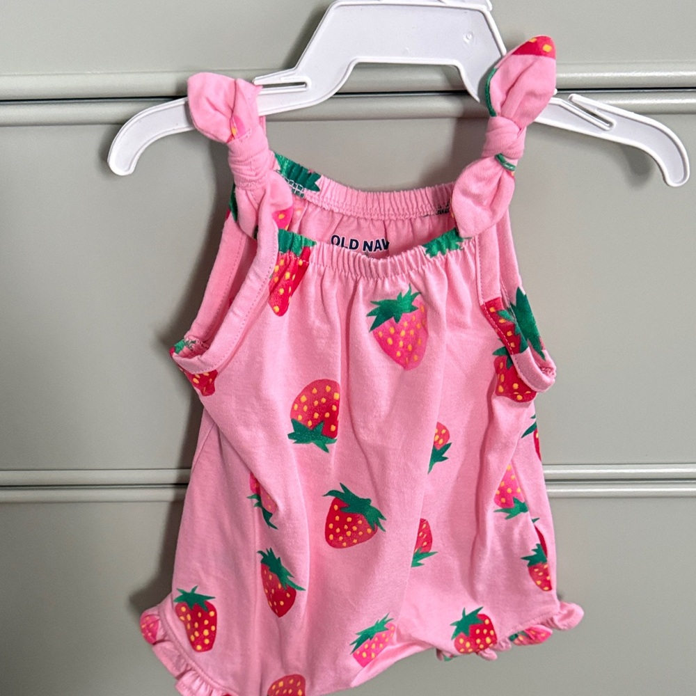 Old navy strawberry romper 0-3 never worn